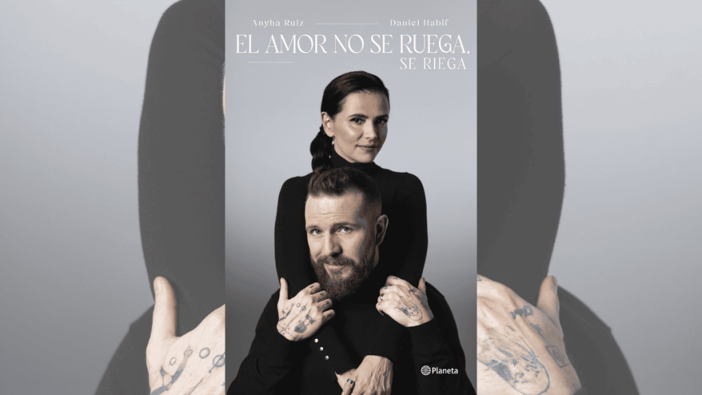 Póster promocional del libro "El amor no se ruega, se riega" mostrando a Daniel Habif y Anyha Ruiz abrazados. Imagen de portada sobre relaciones de pareja y conciencia.