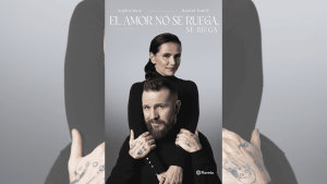 Póster promocional del libro "El amor no se ruega, se riega" mostrando a Daniel Habif y Anyha Ruiz abrazados. Imagen de portada sobre relaciones de pareja y conciencia.