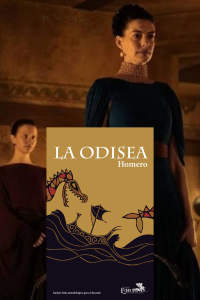 Fotomontaje que muestra al fondo una escena teatral o cinematográfica con una mujer de vestido verde azulado y expresión solemne, con otra mujer detrás en la penumbra. En primer plano, superpuesta en el centro, destaca la portada en tonos mostaza del libro 'La Odisea' de Homero, con ilustraciones de un barco navegando olas negras y una criatura marina. Útil para ilustrar el análisis literario de clásicos griegos y la mitología.