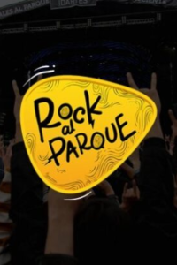 Logotipo oficial de 'Rock al Parque' en forma de púa de guitarra amarilla, superpuesto sobre una fotografía oscura del público levantando las manos con el símbolo de los cuernos del rock frente a un escenario en Bogotá. Útil para ilustrar el análisis de festivales de música gratuitos e inclusión social en Colombia.