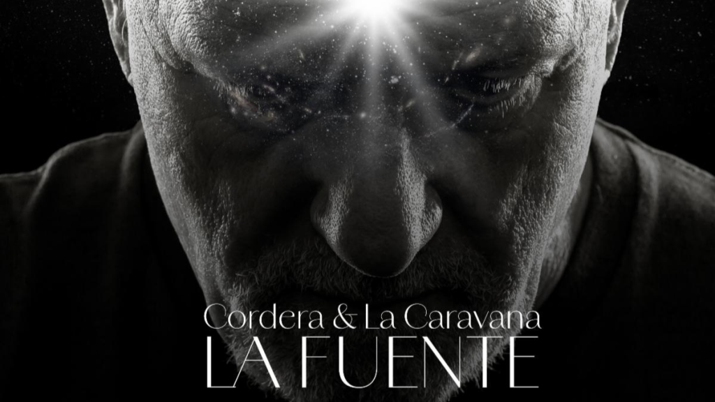 Versión horizontal de la portada del álbum "La Fuente" de Cordera y La Caravana. Primer plano en blanco y negro de la frente de Gustavo Cordera con un potente destello de luz cósmica.