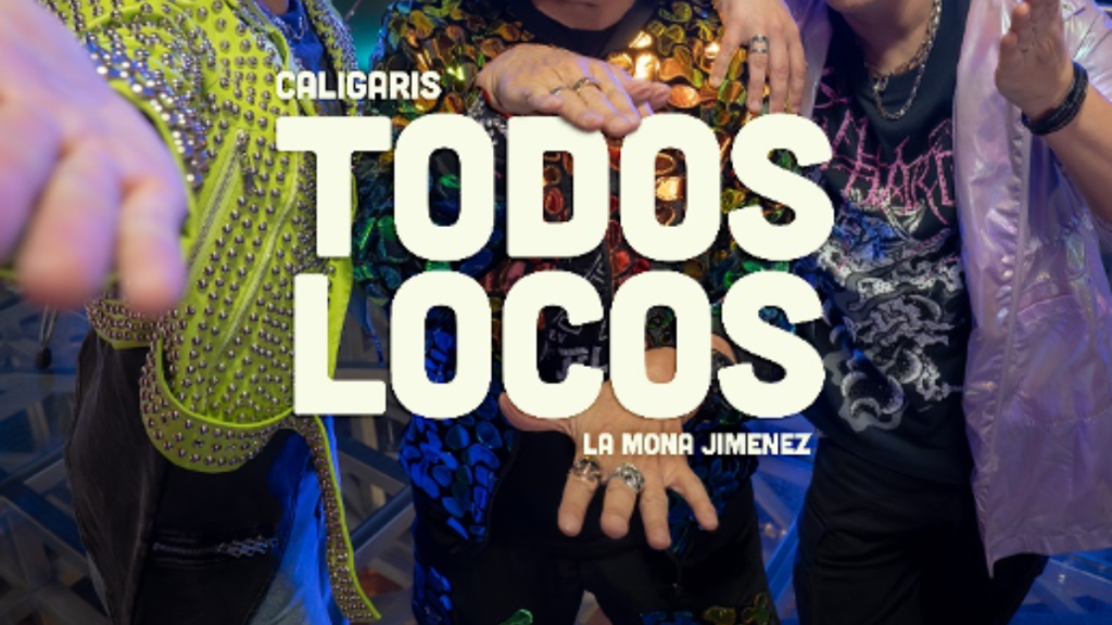 Un plano de talle medio de tres músicos de pie sobre un escenario de plataforma de vidrio iluminada. El músico de la izquierda lleva una chaqueta de cuero amarilla con remaches, jeans desgastados y botas multicolores. El músico del centro, 'La Mona' Jiménez, lleva una chaqueta de lentejuelas iridiscentes multicolores, pantalones impresos y botas con parches. El músico de la derecha lleva una chaqueta de cuero rosa brillante y jeans negros. Los tres miran a la cámara con confianza, con el músico central haciendo un gesto de manos entrelazadas sobre su pecho. Un gran texto en color crema, 'TODOS LOCOS', está superpuesto en el centro, con 'CALIGARIS' arriba a la izquierda y 'LA MONA JIMENEZ' abajo a la derecha. El fondo es un escenario de concierto difuminado con estructuras de trusses y luces LED azules y verdes.